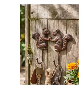 Gietijzeren eekhoorn haak detailopname, rustieke wanddecoratie voor sleutels en accessoires.