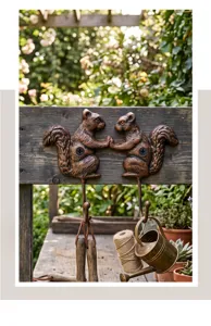 Gietijzeren eekhoorn muurhaak detail met rustieke bronzen textuur voor mooie huisdecoratie.