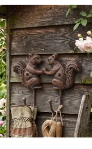 Gietijzeren eekhoorn wandhaak detail, vintage rustieke decoratieve hanger voor jas en sleutels.