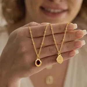 Collier pendentif plaqué or vue détaillée, bijoux de mode minimalistes au quotidien.