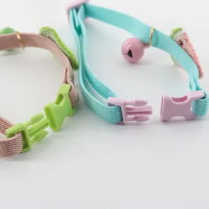 Close-up van de macaron huisdierhalsband, elastisch met fruit decoratie en bel.