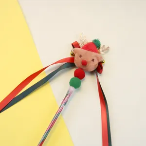 Varita de juguete para gatos de Navidad con cabeza de reno de peluche, cintas y cascabeles.