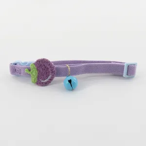 Leuke macaron paarse kattenhalsband met elastiek, schattig fruit borduursel en een blauwe bel.