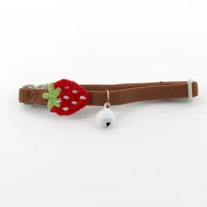 Gedetailleerd overzicht van bruine elastische kattenhalsband met schattige aardbeiborduurwerk en bel.