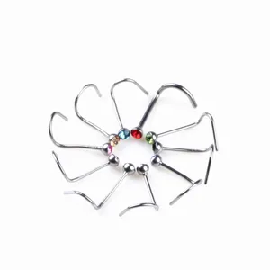 Edelstahl Nasenstecker mit glänzenden Kristallsteinen, L-förmiger Piercing Schmuck Detailansicht.
