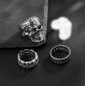 Vue de détail ensemble de bagues tête de mort hip-hop homme, bijoux punk gothique.