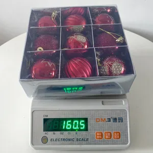 Vista detallada de bolas de Navidad rojas en caja de 9 en báscula, peso 160,5g para decoración.