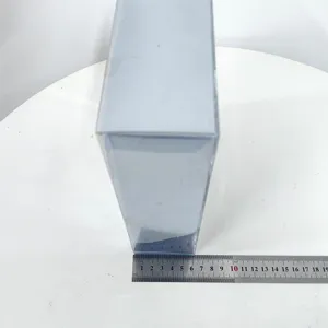 Detalle de la caja de embalaje de plástico transparente con regla de medición precisa.