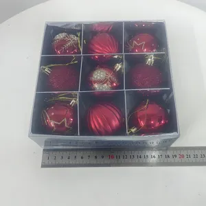 Caja de 9 bolas de navidad rojas adornos colgantes festivos para árbol con purpurina diseños pintados.