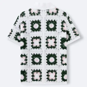 Heren gehaakte gebreide poloshirt met opengewerkt bloemenmotief voor zomerse vakantiestijl.