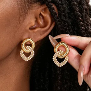 Boucles d'oreilles puces double anneau texturé or perles, bijoux style européen chic.