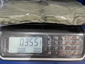 Λεπτομερής εικόνα συσκευασίας του γυναικείου πλεκτού φορέματος ριμπ και υφάσματος.