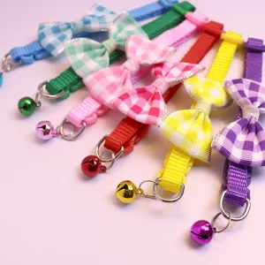 Détails de collier pour animal de compagnie à carreaux colorés avec nœud papillon et clochette.
