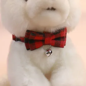Mooie rood-zwarte geruite huisdieren halsband met strik en kleine bel voor katten en honden.