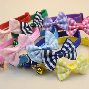 Collier pour animal de compagnie avec nœuds rayés colorés et cloches douces pour chats et chiens.