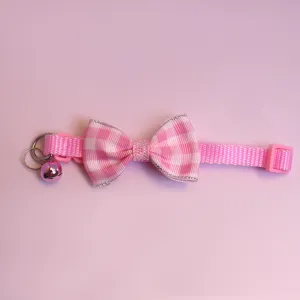 Collier pour chat à carreaux rose avec nœud mignon et clochette, accessoire réglable pour chaton.