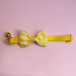 Joli collier pour animal de compagnie jaune avec nœud écossais et cloche pour chat chien.