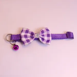 Collier pour animal de compagnie à carreaux violets avec nœud et cloche pour chats et chiens.
