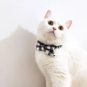 Schattige ruitjes huisdieren halsband met strik en bel voor katten en honden veilig.