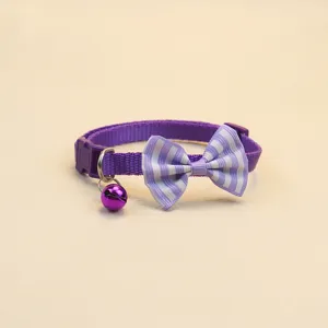 Collier pour animal violet avec nœud rayé mignon et cloche, idéal chats et chiens.