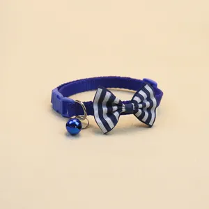 Vue détaillée du collier pour chat à rayures bleues avec nœud papillon, cloche et boucle.