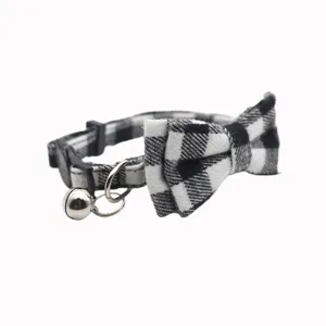 Zwart-wit geruite huisdieren halsband met schattigestrik, metalen bel en veiligheidssluiting.