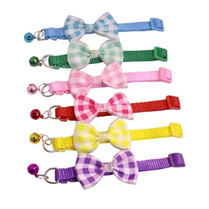 Collier pour animal coloré avec nœud papillon à carreaux et cloche, réglable pour chat et chien.