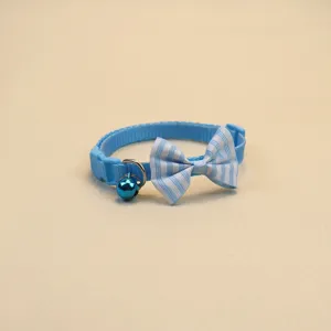 Collier pour animal de compagnie à nœud papillon rayé bleu avec cloche et boucle en plastique.