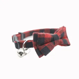 Rood zwart geruite huisdierhalsband met schattige strik en bel voor katten en honden veilig.
