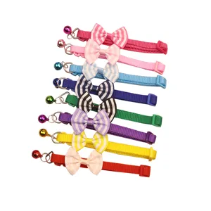 Collier pour animal coloré avec nœud papillon à carreaux et cloche, réglable pour chat et chien.