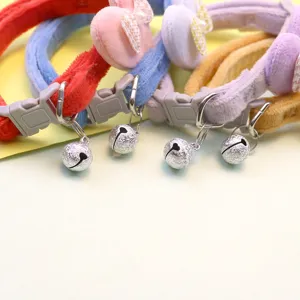 Primo piano dettagliato del collare per animali in peluche con morbido fiocco e campanello.