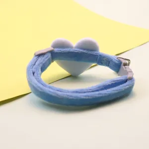 Morbido collare per animali in peluche blu con cuore bianco, ideale per piccoli gatti e cani.