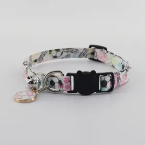 Niedliches Fussball-Haustierhalsband mit Glocke und Sicherheitschnalle fur Katzen und Hunde