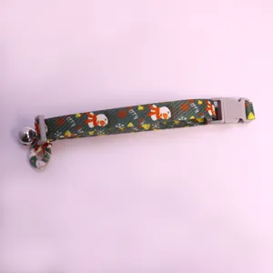 Collier pour animal de compagnie de Noël avec cloche, design de fête vert pour chats et chiens.