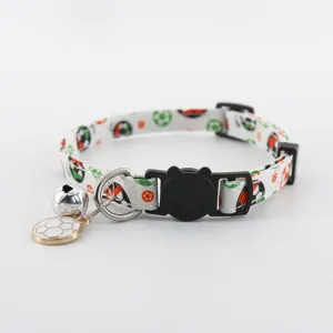 Süßes Katzenhalsband mit Fußball Motiv, Glocke und sicherem Katzen Schnallen Zubehör.