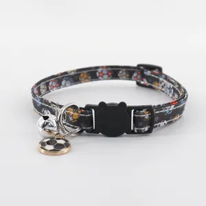 Niedliches Haustier Katzenhalsband mit Fußballmuster, Sicherheitschnalle, Glocke und Anhänger.
