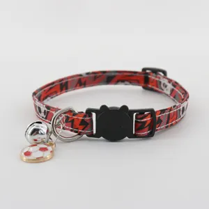 Schönes Katzenhalsband mit Fußballmuster Glocke Sicherheitsschnalle rot schwarz Haustier