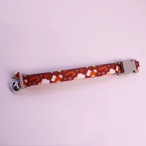 Collier pour animal de compagnie de Noël avec cloche mignonne et sangle en tissu pour chats.