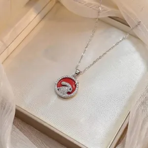 Detalle del collar con colgante de conejo, brillantes circonitas cúbicas y cadena plateada fina.