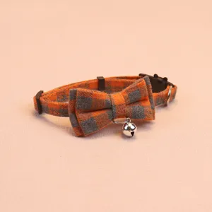 Joli collier pour animal de compagnie à carreaux orange et gris avec nœud et clochette pour chat.