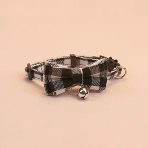 Collier pour animal de compagnie à carreaux noirs et blancs avec nœud et cloche pour chat.