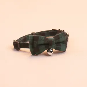 Collier pour animal en tissu ecossais vert et marron avec noeud papillon et petite cloche.