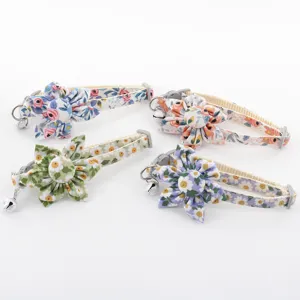 Pet daisy floral print cat collar with bell, cute fabric flower kitten neck strap for small dogs.