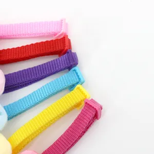Kleurrijke nylon huisdier halsband detail toont verstelbare riempjes en duurzame gespen.