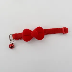 Gedetailleerd overzicht van de rode huisdierhalsband met zachte pluche strik en belletje.