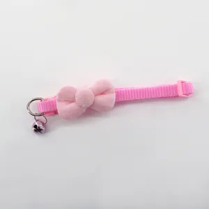 Roze pluche strik huisdier halsband met bel detail, verstelbaar voor katten honden.