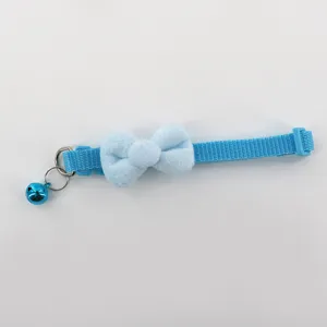 Gedetailleerd detail van een zachte blauwe pluche huisdierenhalsband met bel en versteller.