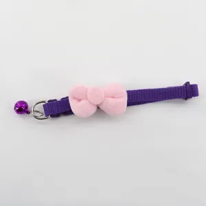 Paarse huisdier halsband detail met roze pluche strik en bel voor katten en honden, verstelbaar.