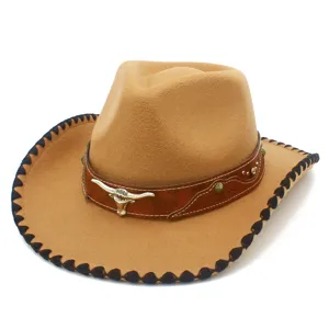 Dettaglio cappello da cowboy in feltro con testa di toro in metallo e bordo rifinito