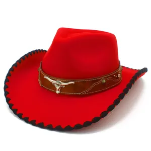 Elegante cappello da cowboy western rosso con bordo nero e accessorio testa di toro.